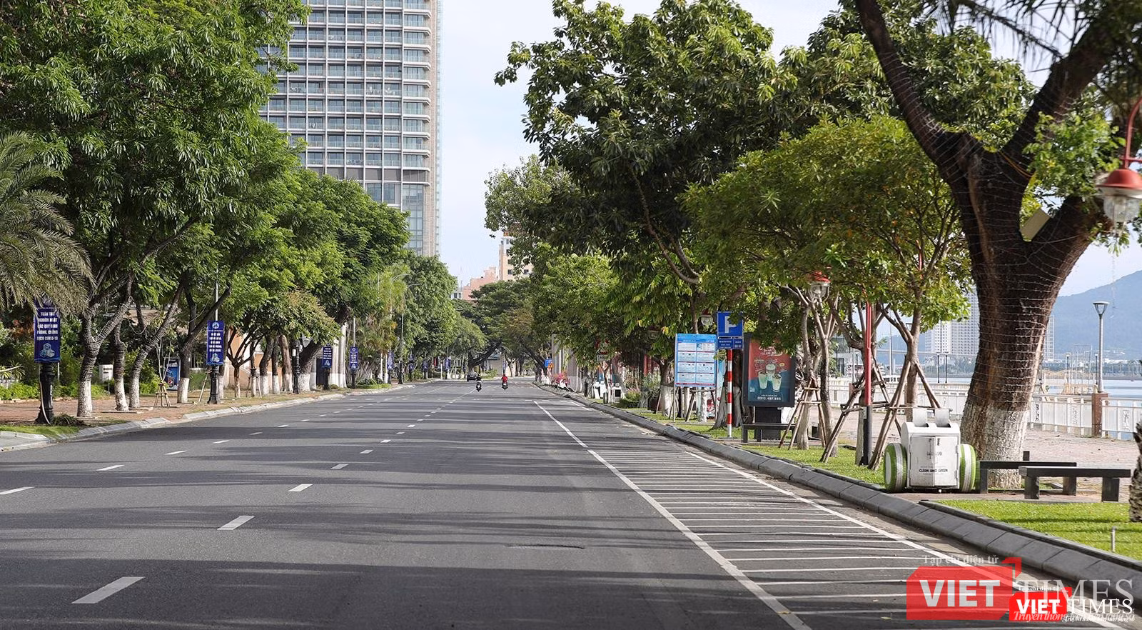 Đường Bạch Đằng vắng lặng, khắc hẵn so với ngày Quốc khánh 2/9 mọi năm