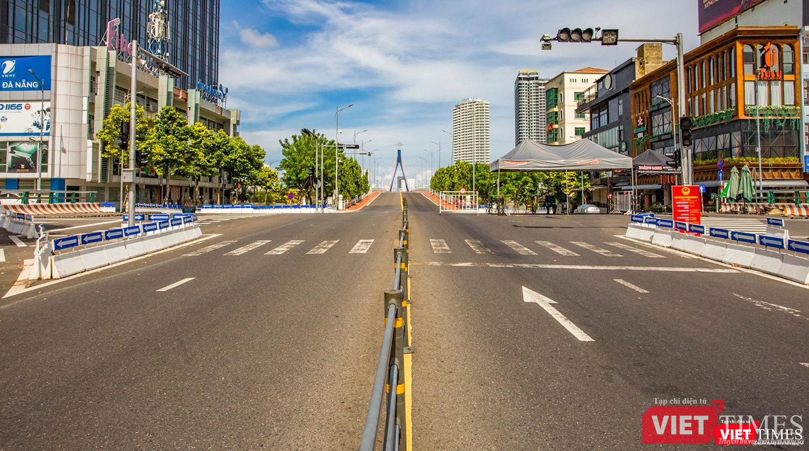 Đường phố vắng không một bóng người