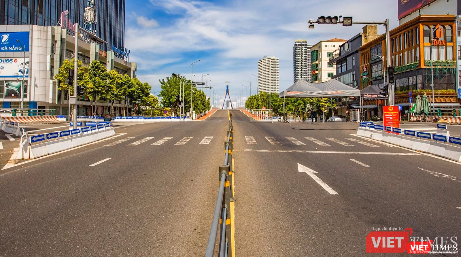 Đường phố vắng không một bóng người