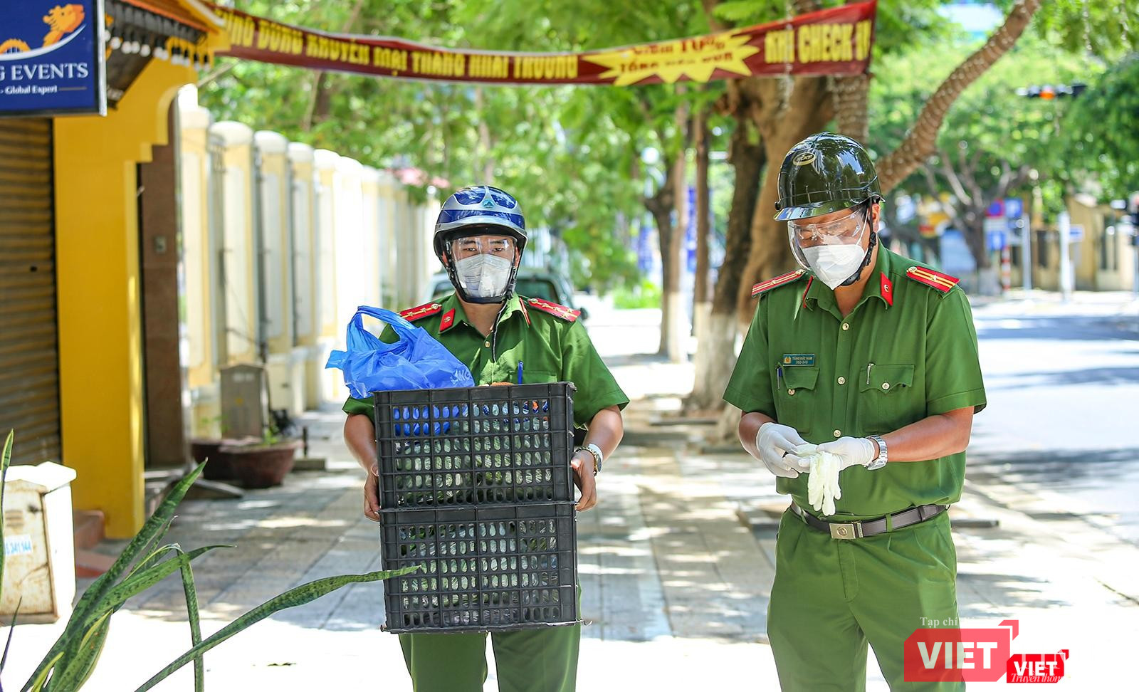 Các chiến sĩ cần mần giao từng thùng nhu yếu phẩm đến dân