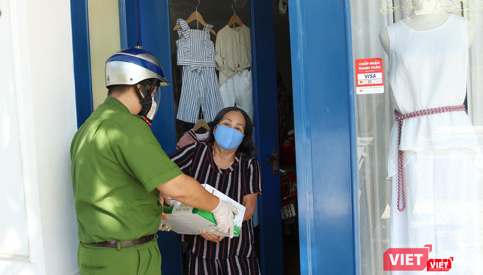 Trao tận tay người dân