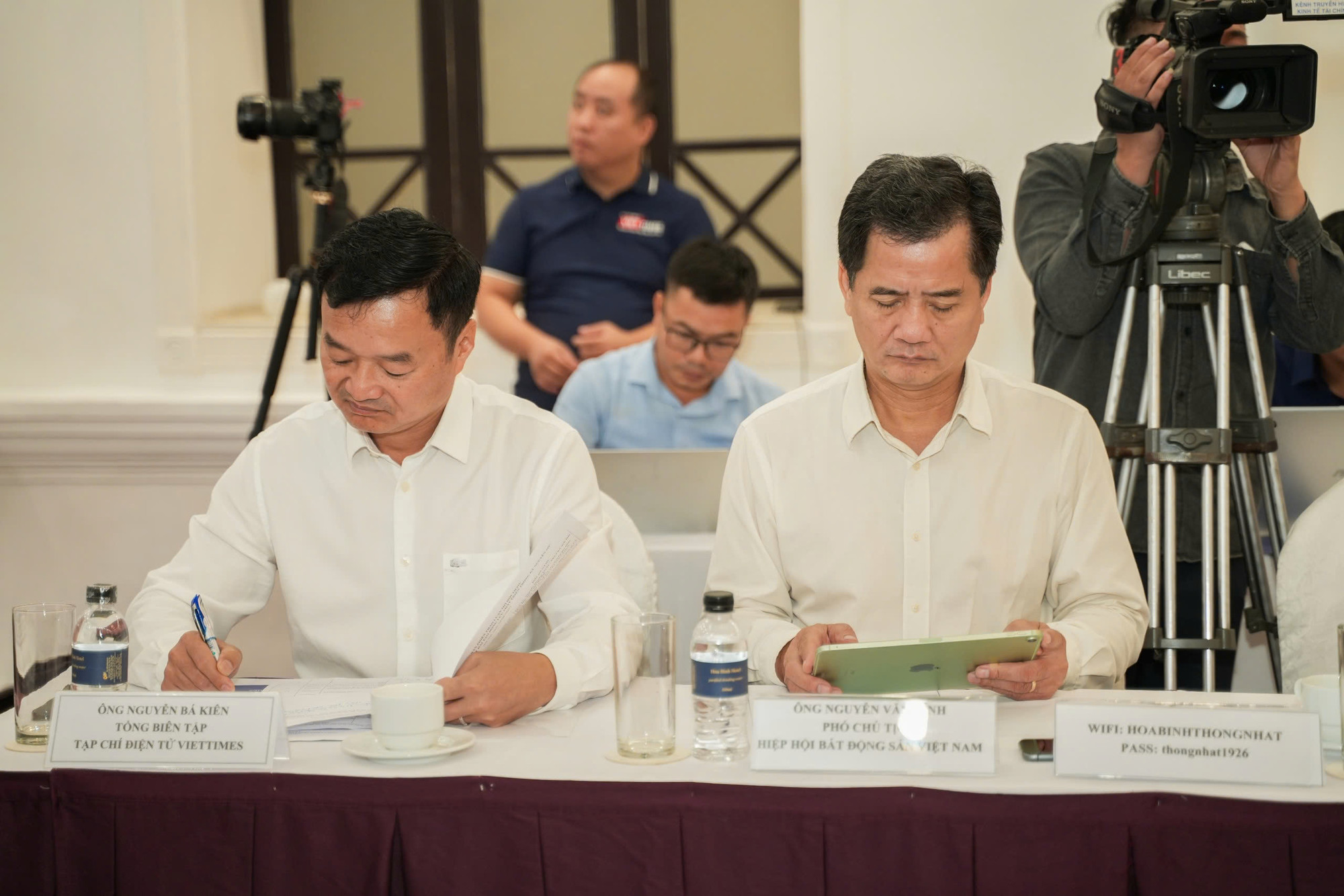 Ông Nguyễn Bá Kiên, Tổng biên tập Tạp chí điện tử VietTimes và ông Nguyễn Văn Đính (bên phải), Phó Chủ tịch Hiệp hội Bất động sản Việt Nam (VNREA), Chủ tịch Hội Môi giới Bất động sản Việt Nam (VARS).