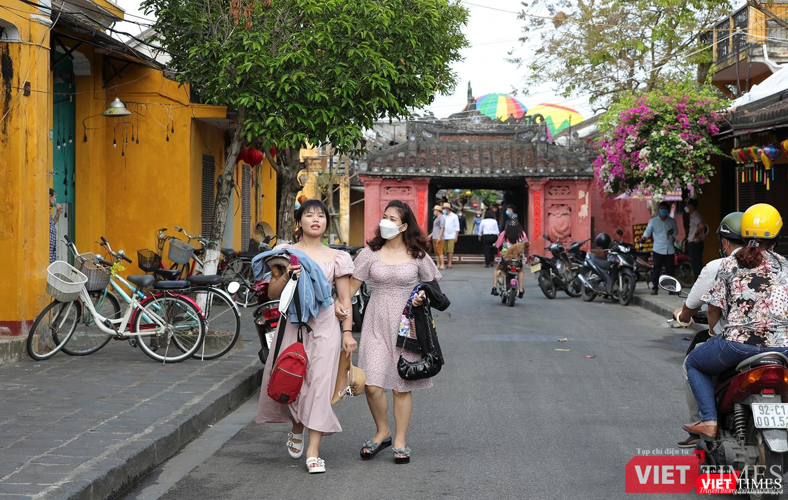 Phố cổ Hội An nhộn nhịp du khách