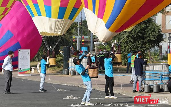 Nhân viên kỹ thuật bơm khí nóng để thả khinh khí cầu lên cao