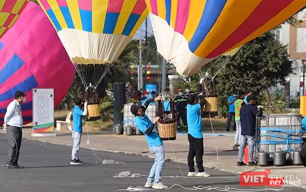 Nhân viên kỹ thuật bơm khí nóng để thả khinh khí cầu lên cao