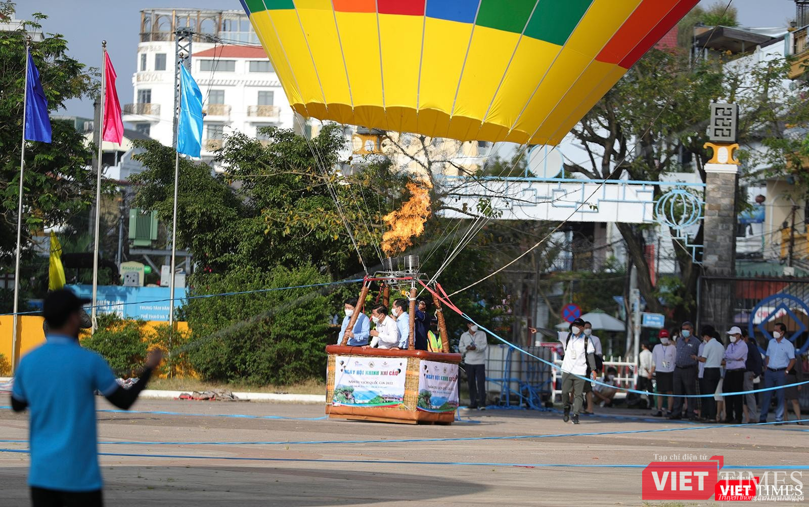 Những vị khách đầu tiên bay lên cao