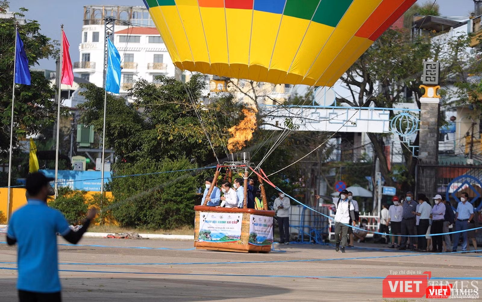 Những vị khách đầu tiên bay lên cao