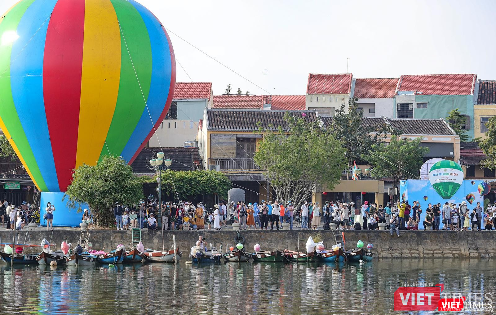 Người dân và du khách theo dõi diễn biến của màn thả khinh khí cầu lên không trung