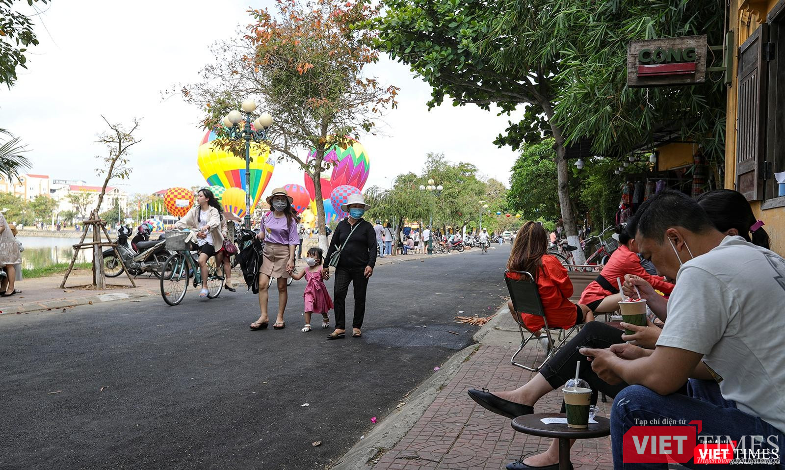 Người dân và du khách tiếp tục đổ về nơi trình diễn khinh khí cầu