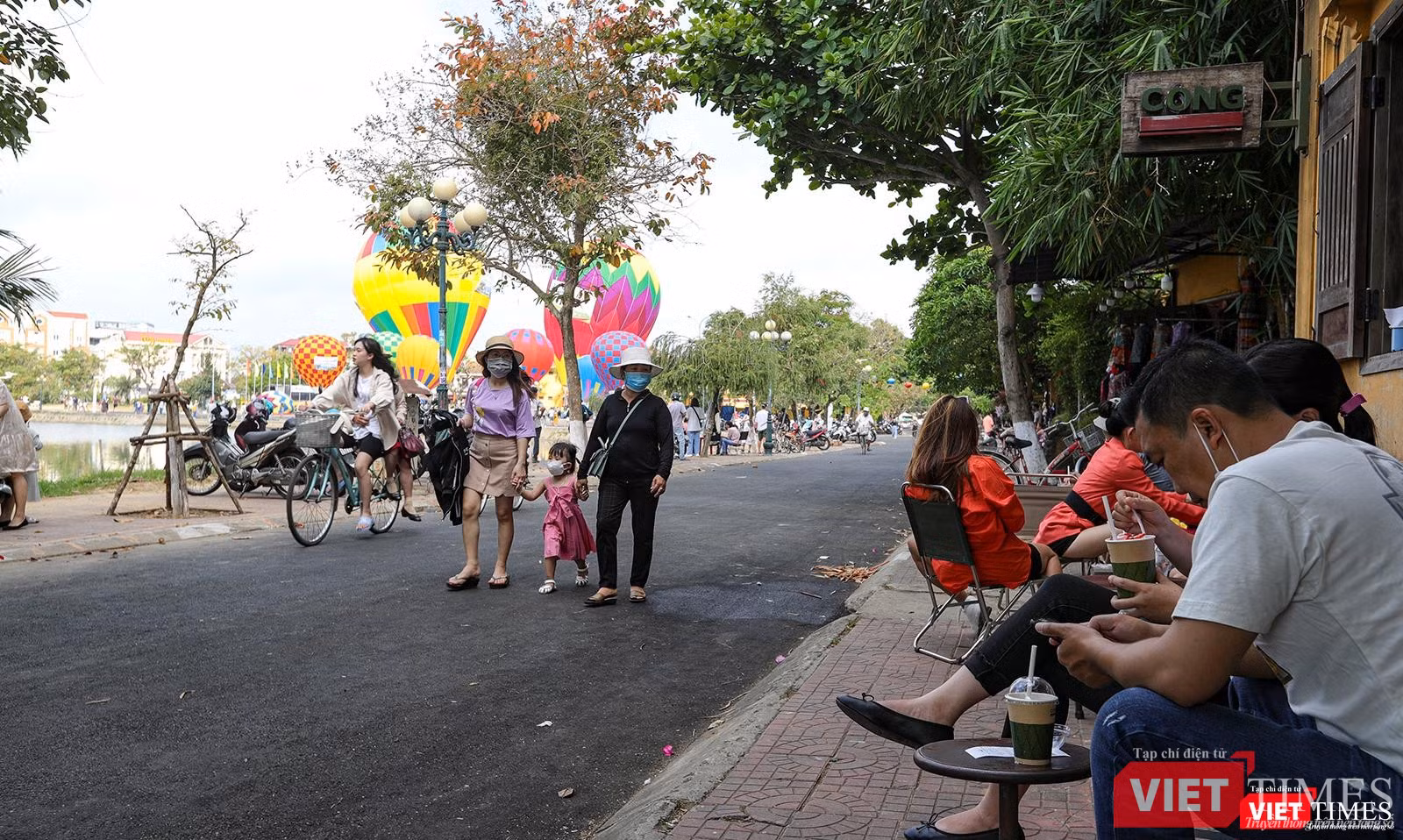 Người dân và du khách tiếp tục đổ về nơi trình diễn khinh khí cầu