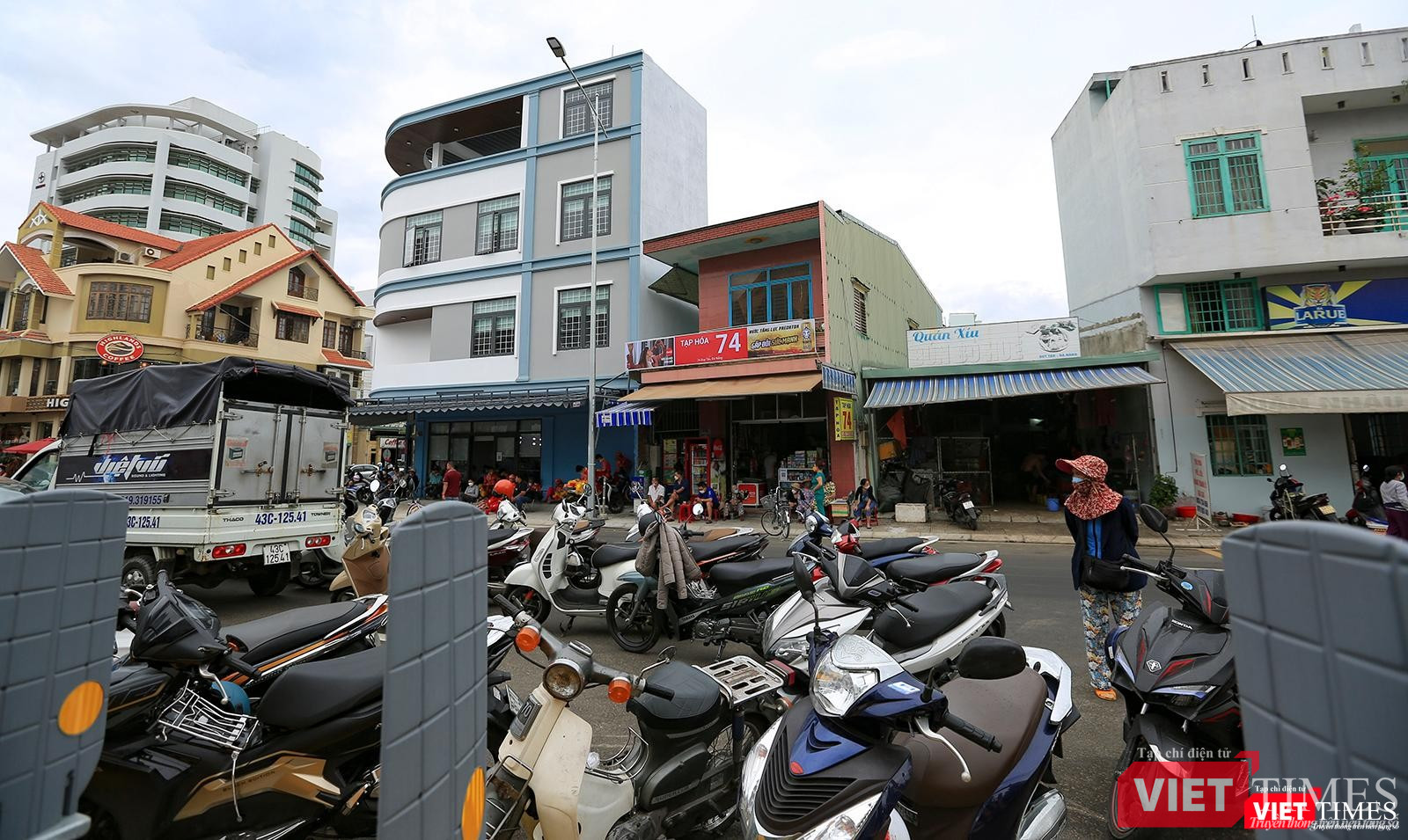 Người dân sinh sống xung quanh dự án theo dõi buổi lễ khánh thành