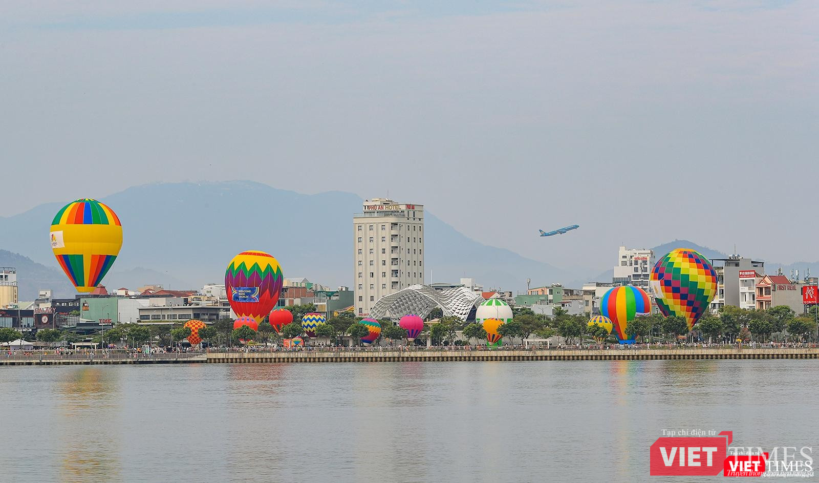 Ngày hội Khinh khí cầu nhìn từ bờ Đông sông Hàn