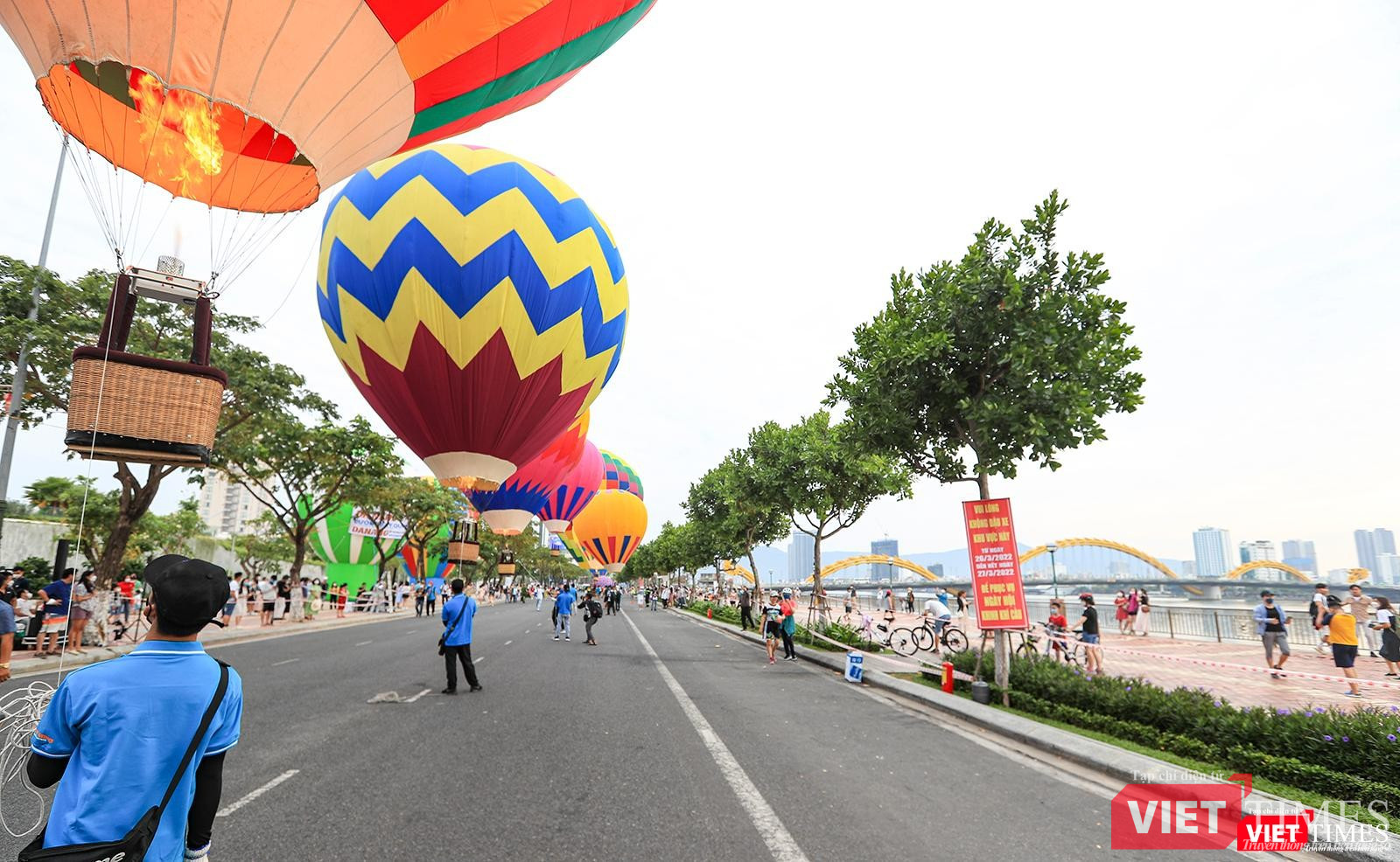 Khinh khí cầu được đồng loạt thả lên cao