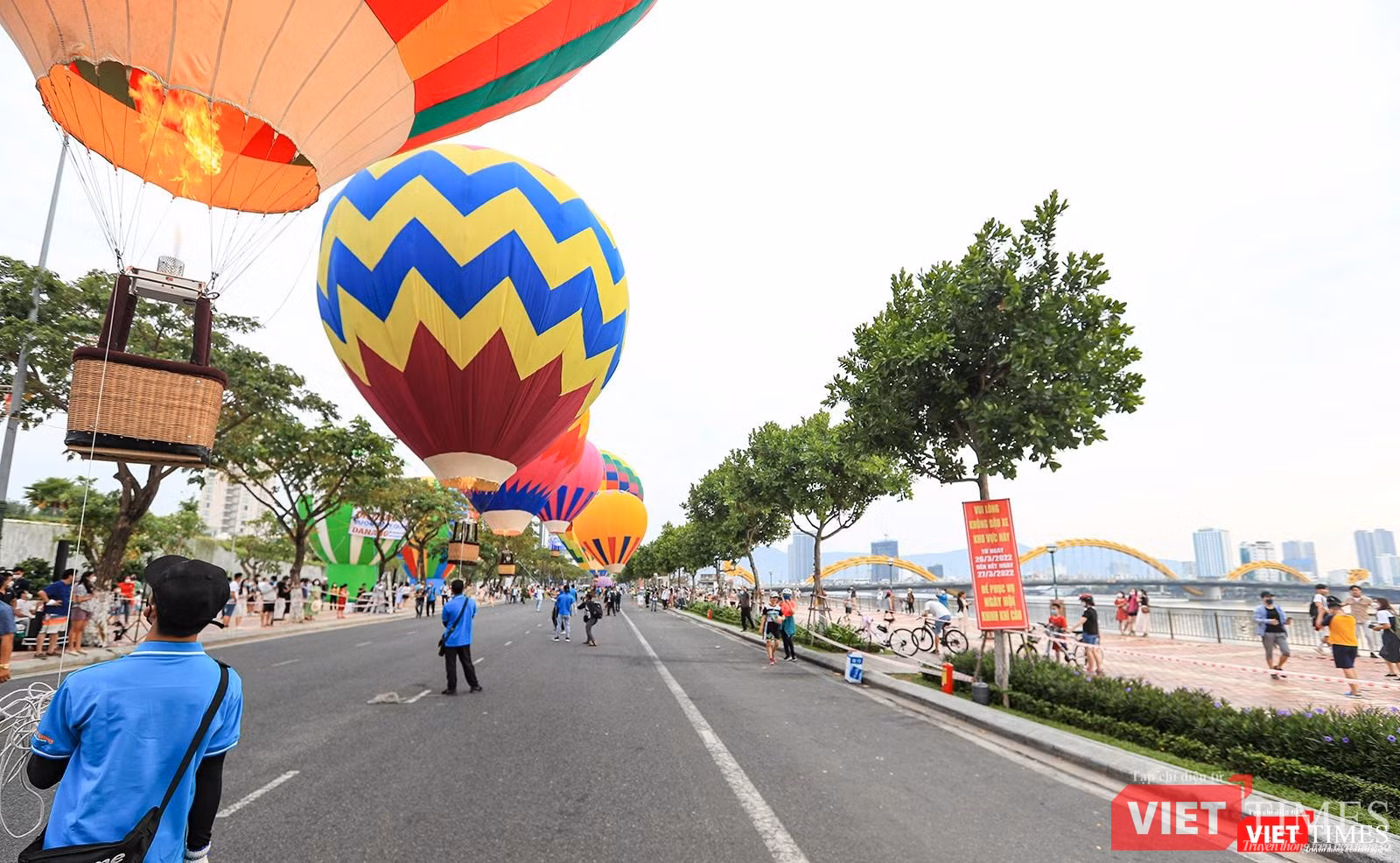 Khinh khí cầu được đồng loạt thả lên cao