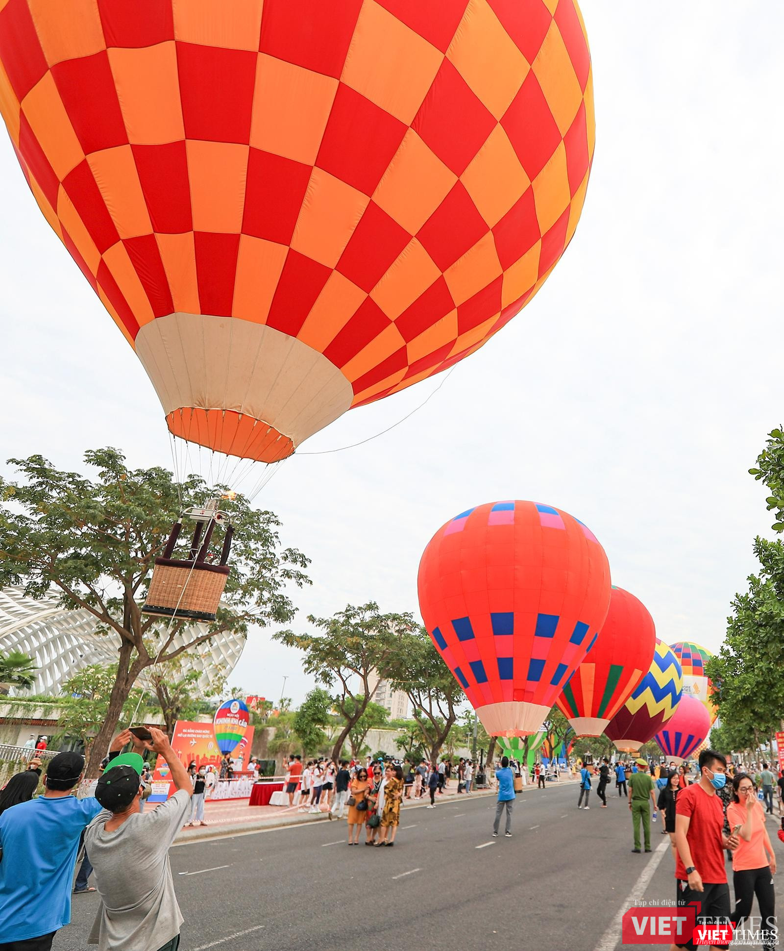 Nhộn nhịp cả đoạn đường