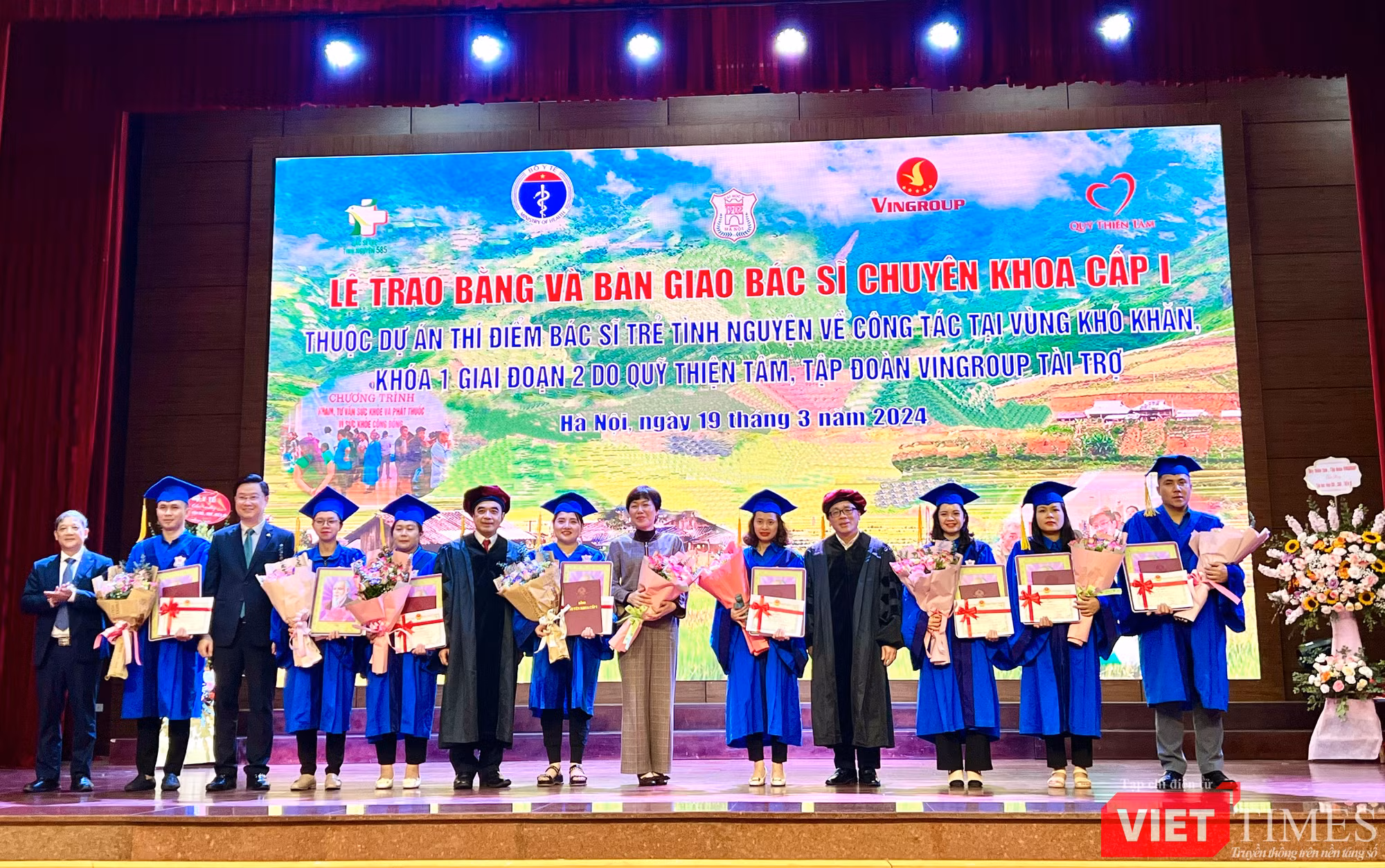 vt-trao-giay-khen-929.jpg