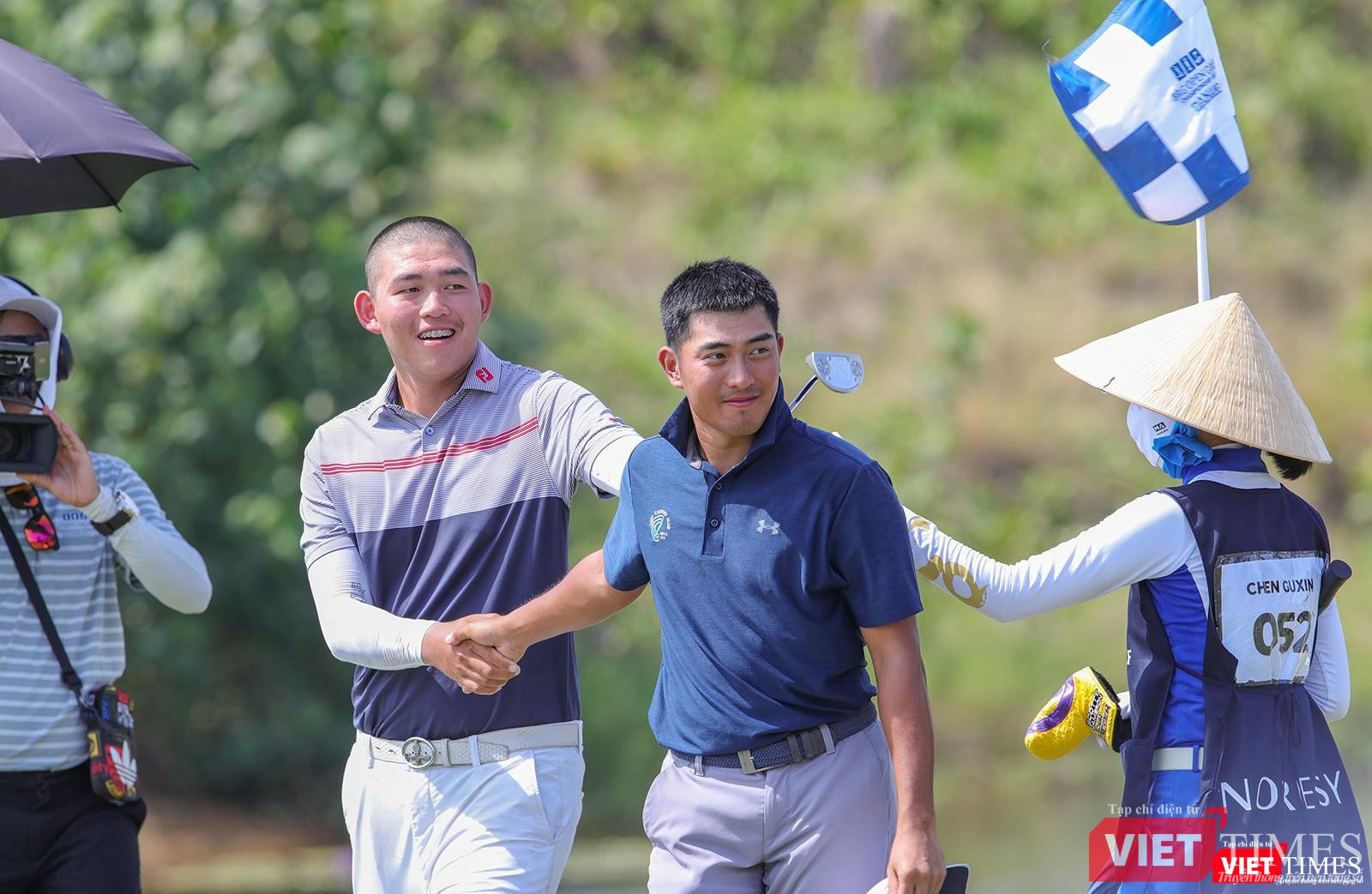 Golfer Chen Guxin (trái) và Lloyd Jefferson Go trên green hố 18 trận playoff