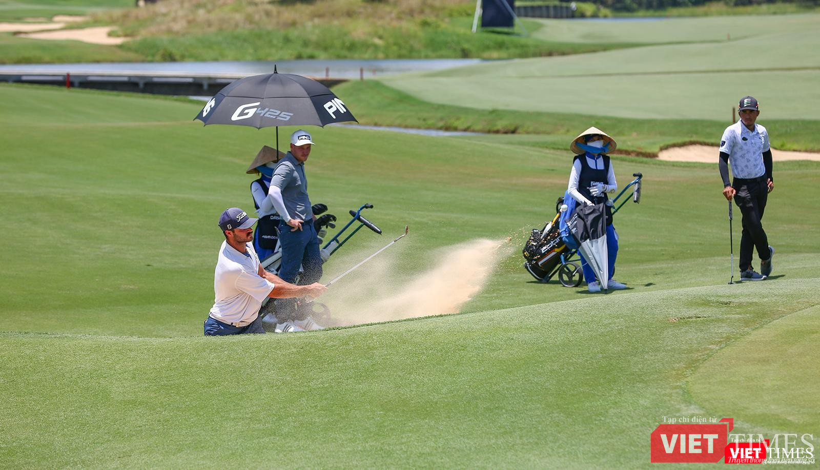 Một pha cứu bóng thành công từ hố cát