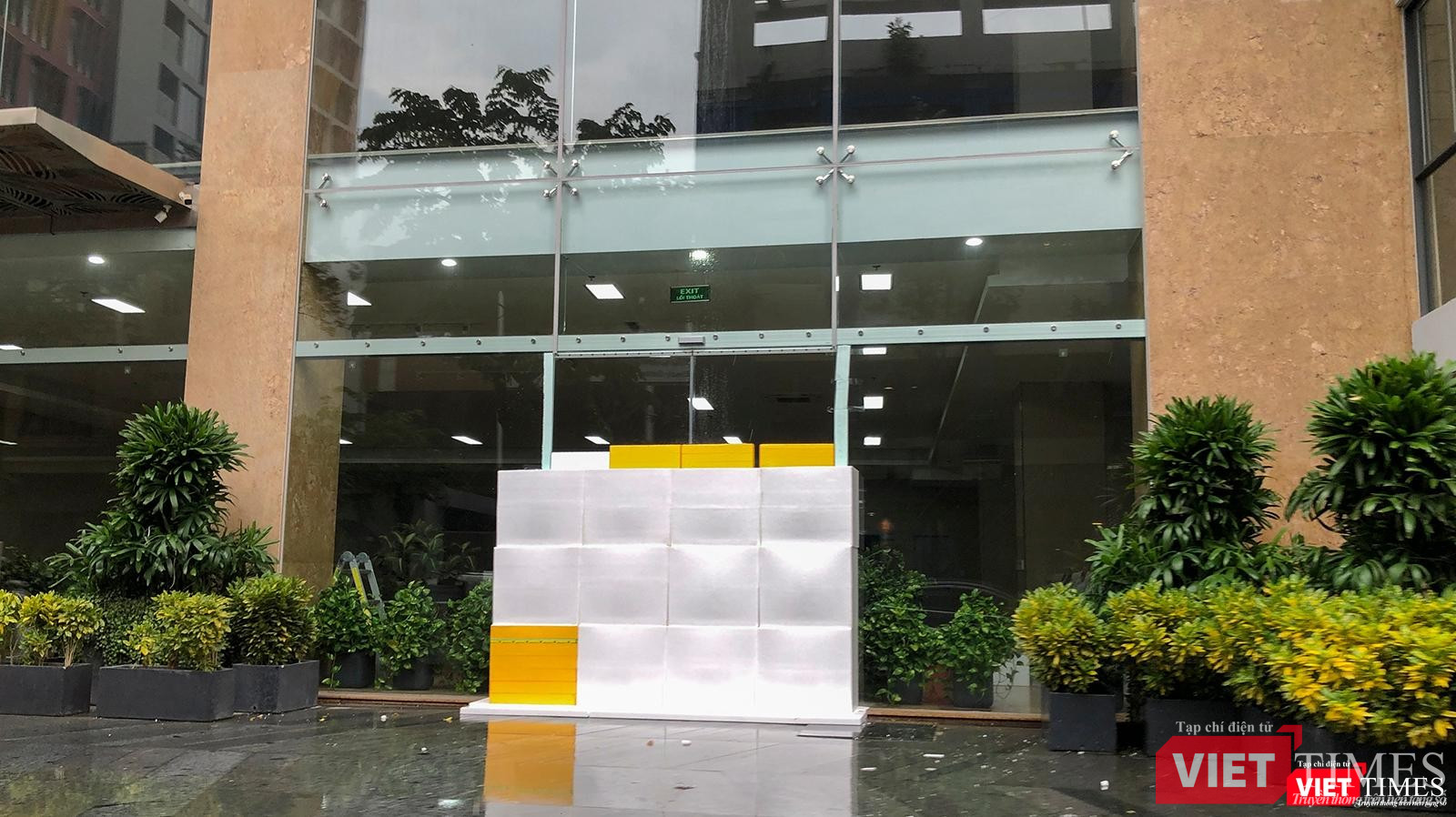 Một khách sạn dùng thùng xốp có chứa nước chẳng chống cửa công trình