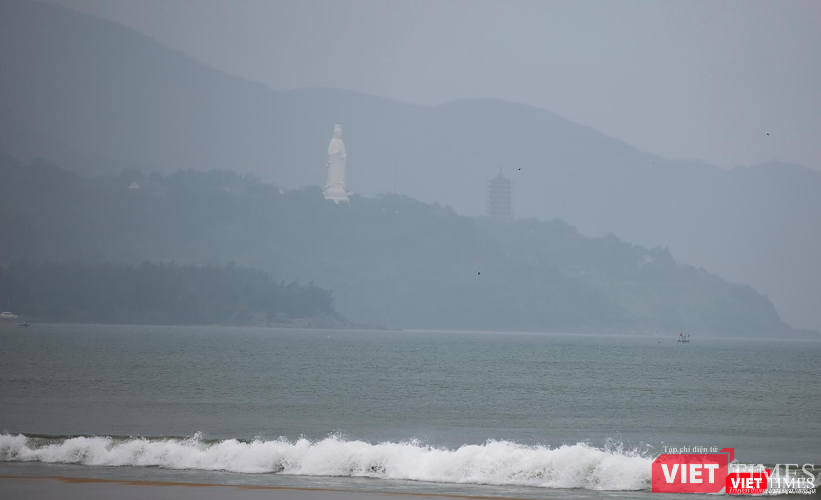 Mưa bắt đầu nặng hạt dần, sóng biển bắt đầu xuất hiện