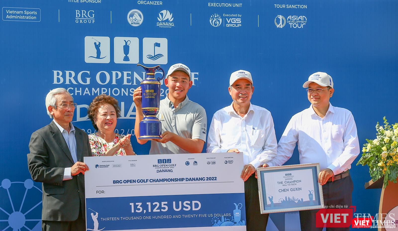 Chủ tịch và Phó Chủ tịch UBND TP Đà Nẵng trao cúp cho golfer Chen Guxin tại lễ trao giải, kết thúc giải đấu và Tuần lễ Du lịch golf Đà Nẵng 2022