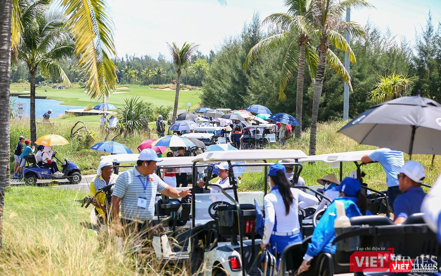 Rất đông khán giả theo dõi pha tranh tài của golfer Chen Guxin và Lloyd Jefferson Go