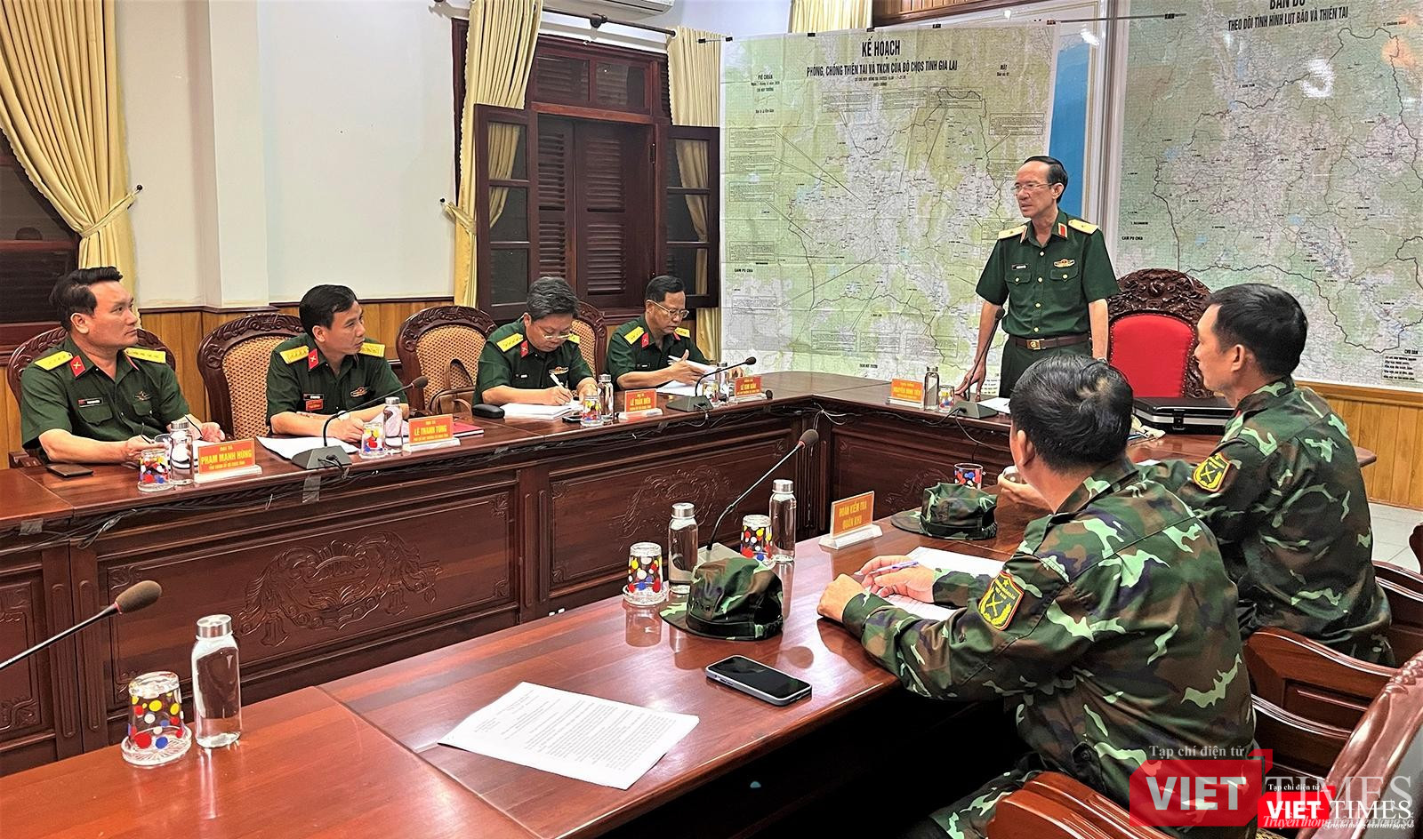 Thiếu tướng Nguyễn Đình Tiến - Phó Tư lệnh Quân khu 5- triển khai công tác phòng chống bão số 4 tại các tỉnh Tây Nguyên.