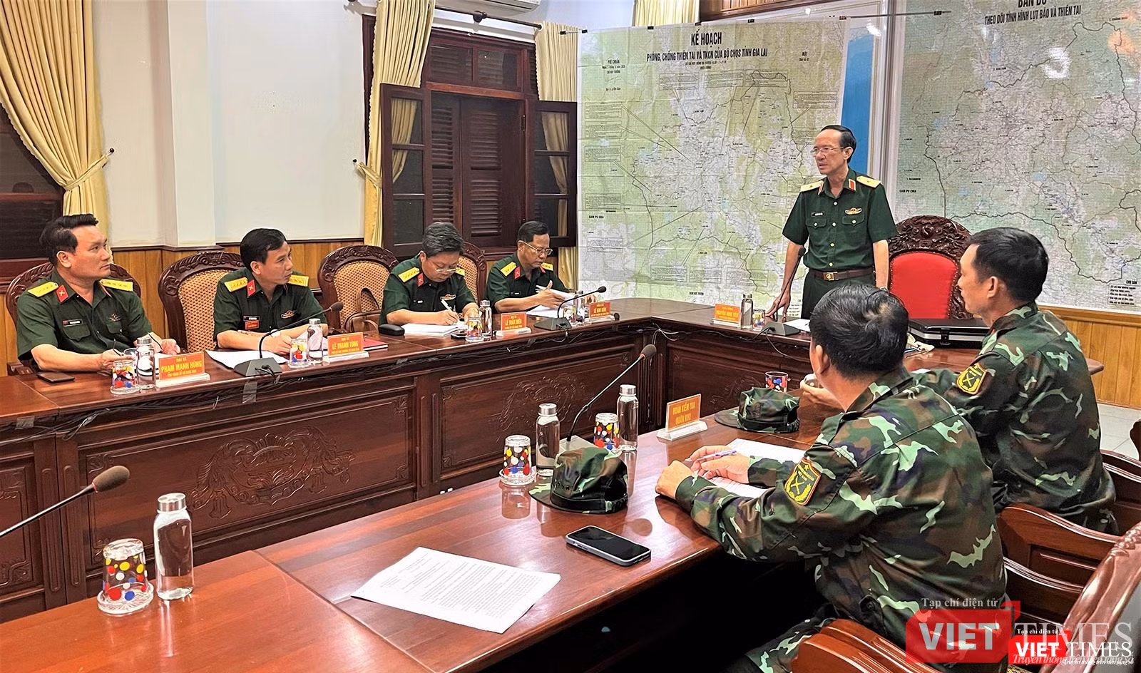 Thiếu tướng Nguyễn Đình Tiến - Phó Tư lệnh Quân khu 5- triển khai công tác phòng chống bão số 4 tại các tỉnh Tây Nguyên.