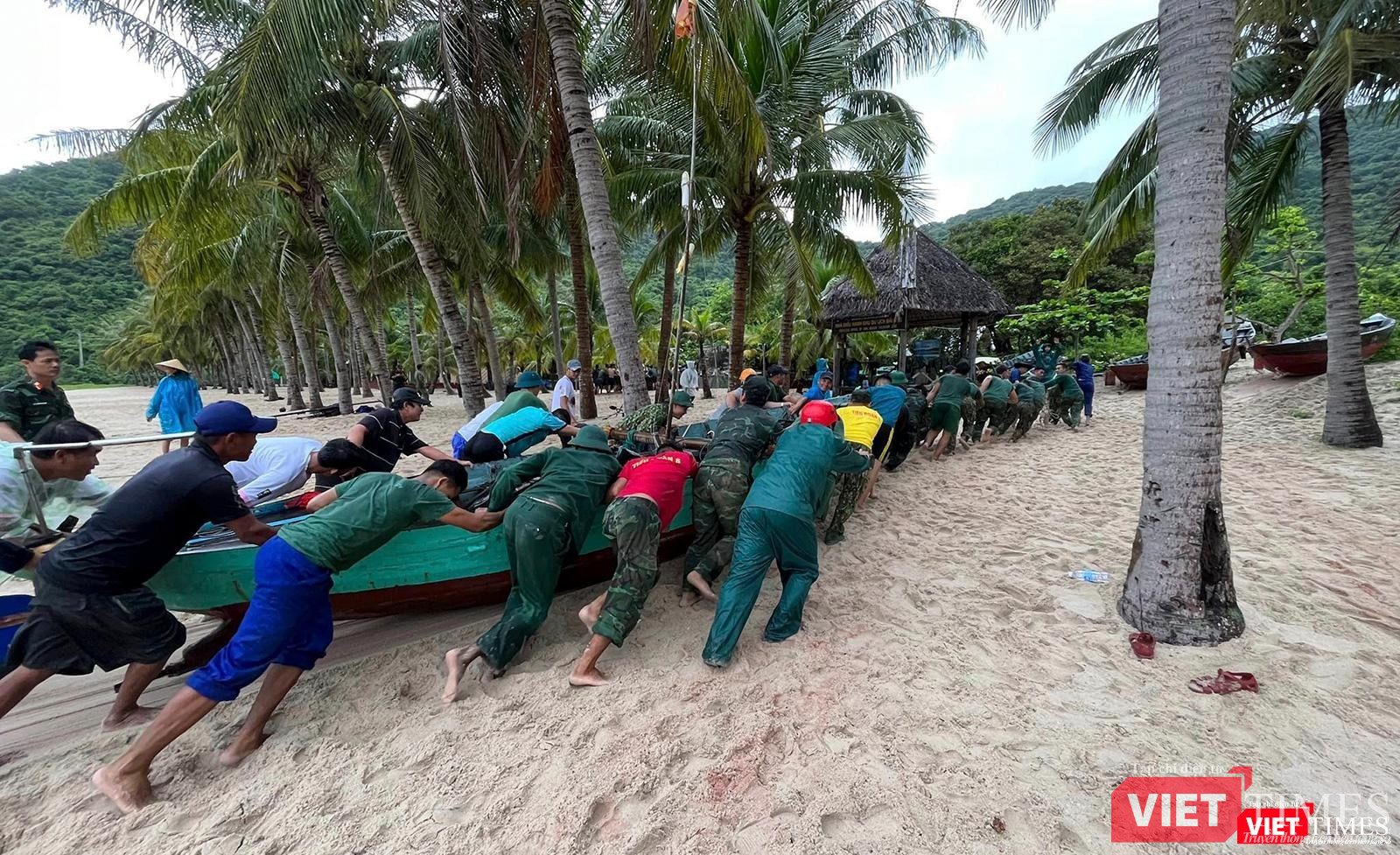 Kéo tàu lên bờ ở Cù Lao Chàm