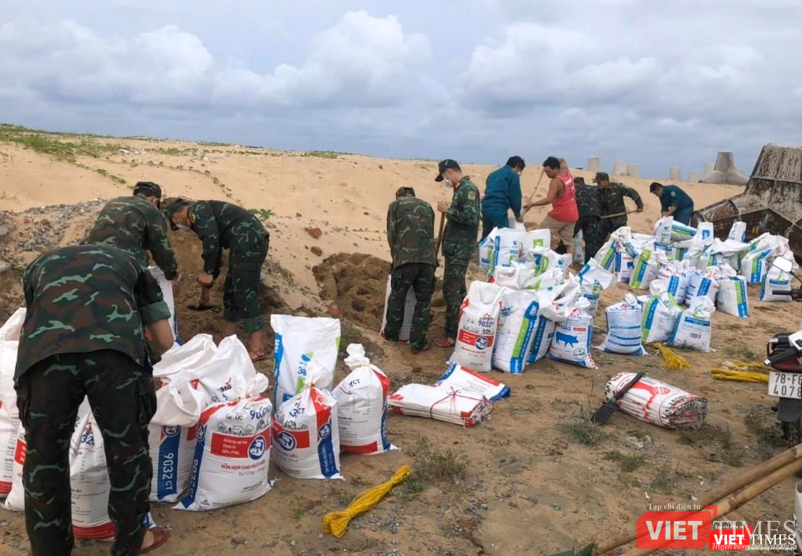 Làm bao cát chằng chống nhà cửa cho dân