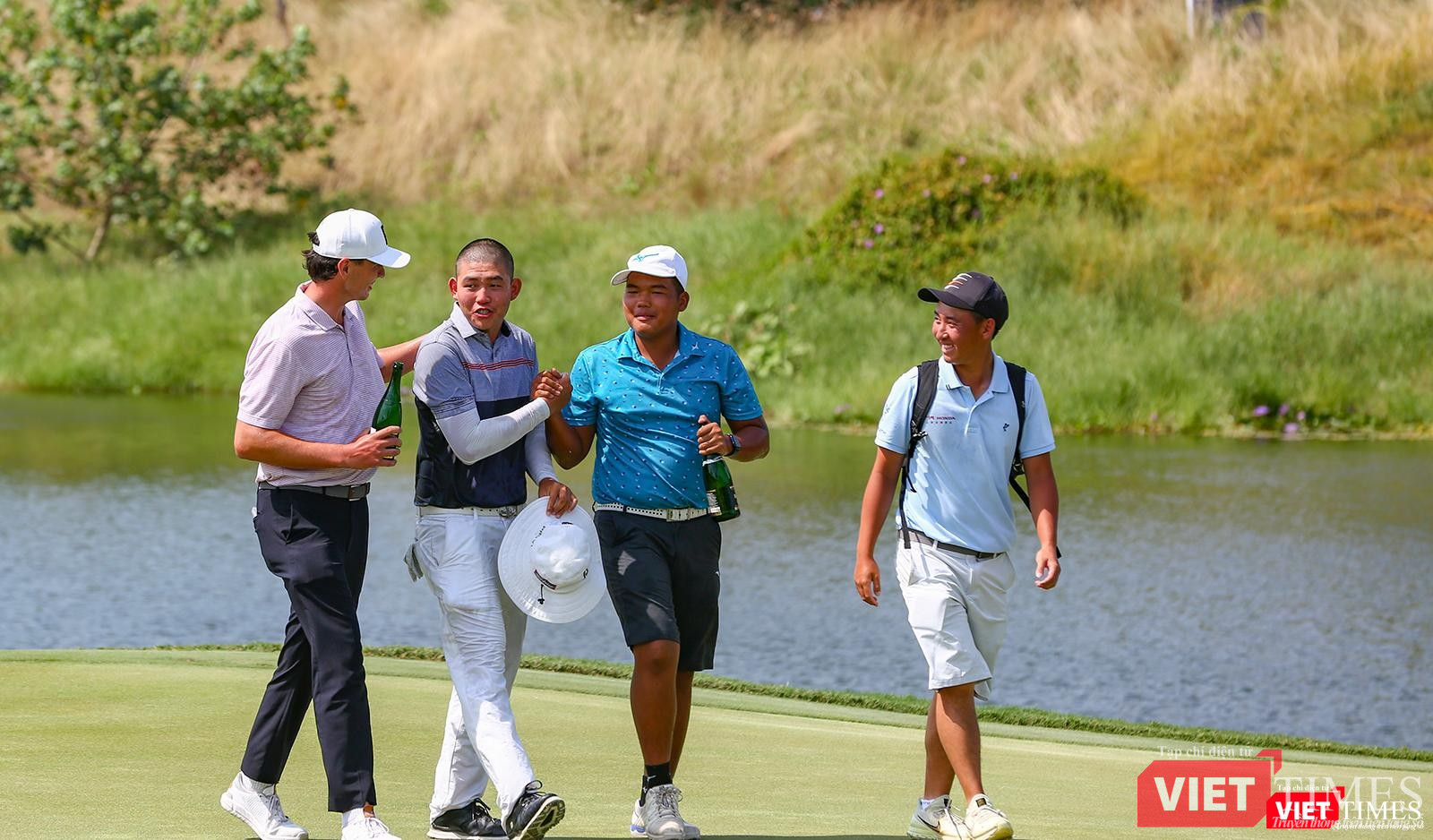 Các golfer tham gia giải đấu chúc mừng chiến thắng của Chen Guxin trên green hố số 18