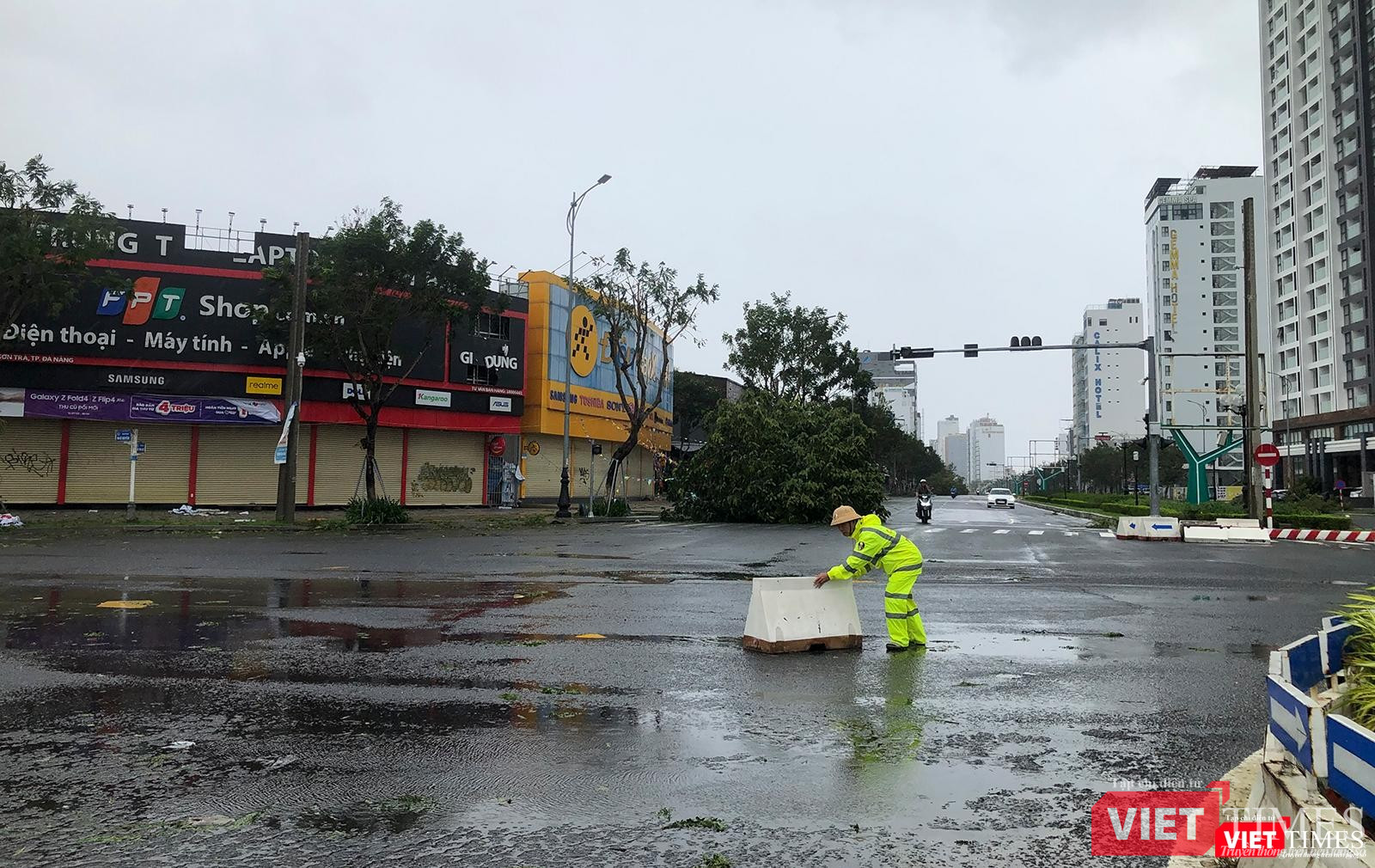 Ngay sau khi gió giảm cường độ, lực lượng CSGT đã ra đường để đảm bảo giao thông