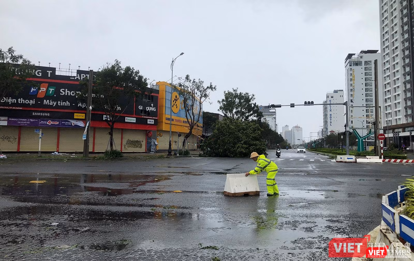 Ngay sau khi gió giảm cường độ, lực lượng CSGT đã ra đường để đảm bảo giao thông