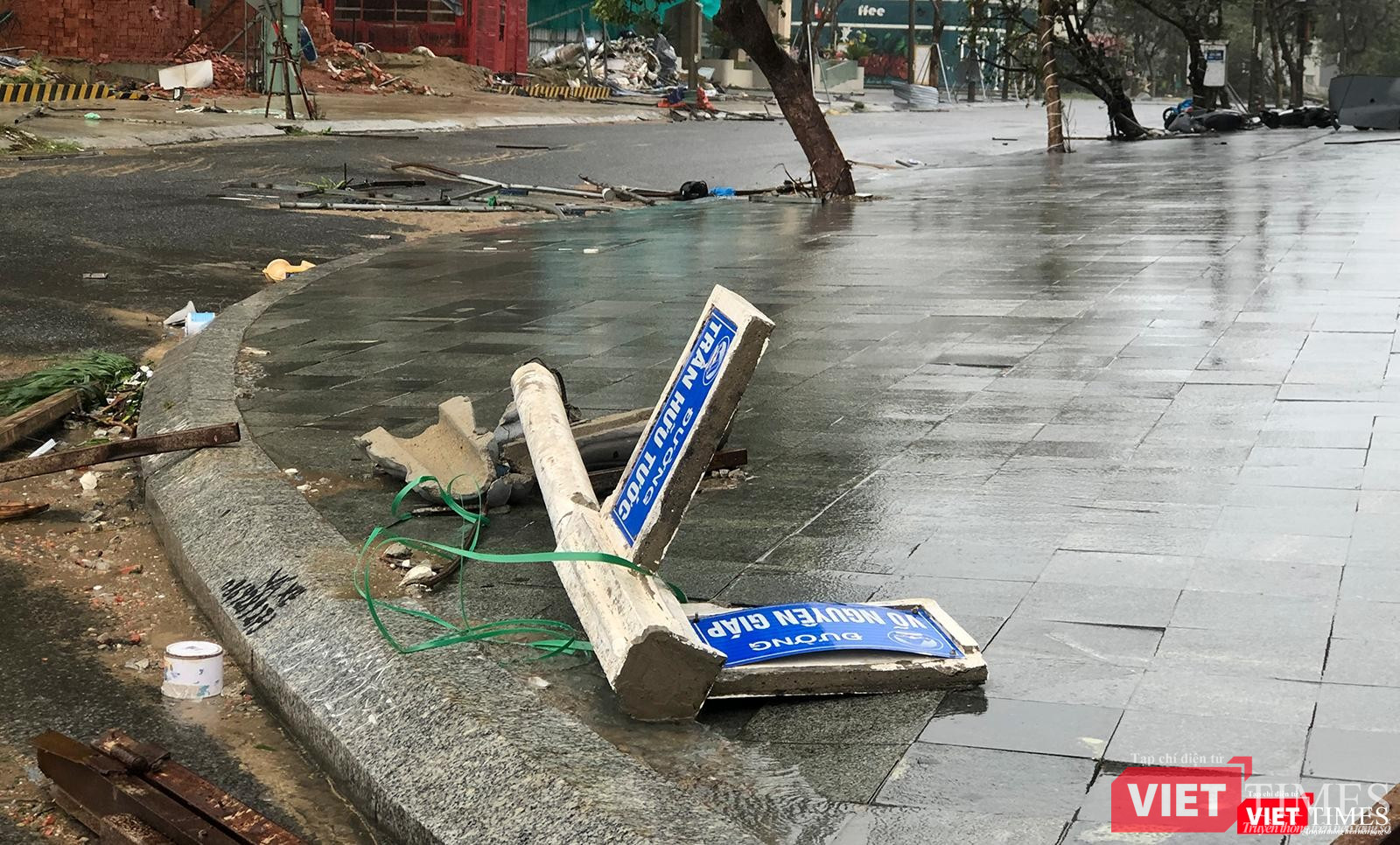 Một cột chỉ đường bị bẽ gãy