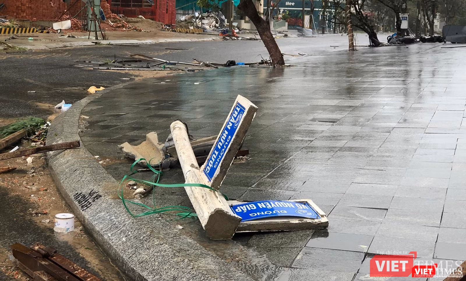 Một cột chỉ đường bị bẽ gãy