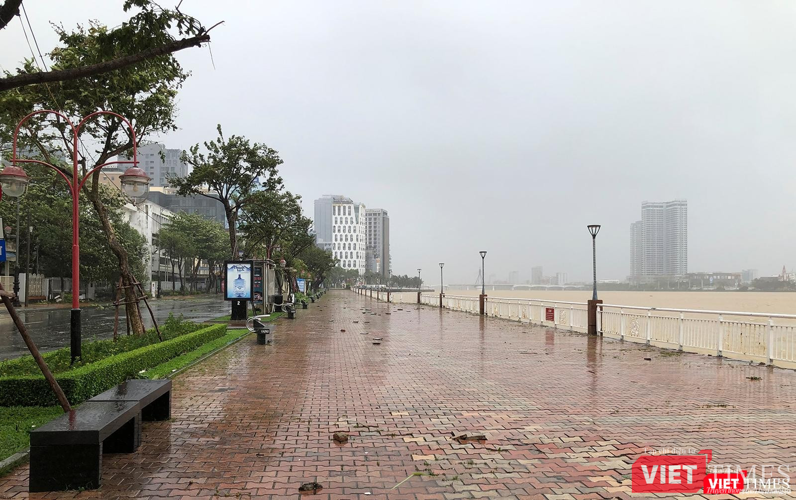 Vỉa hè đường Bạch Đằng