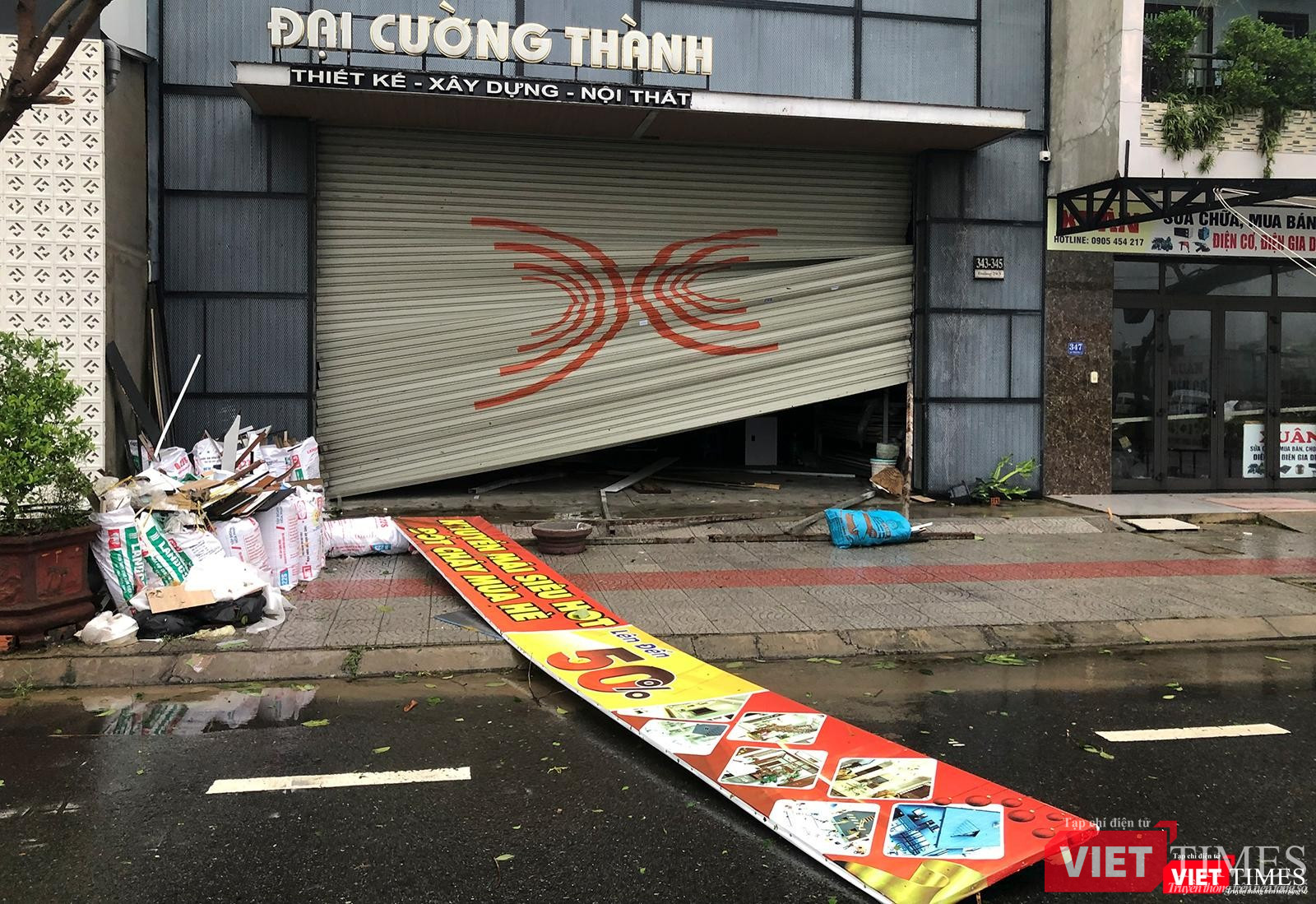 Cứa sắt một căn nhà bị gió quật hư hỏng