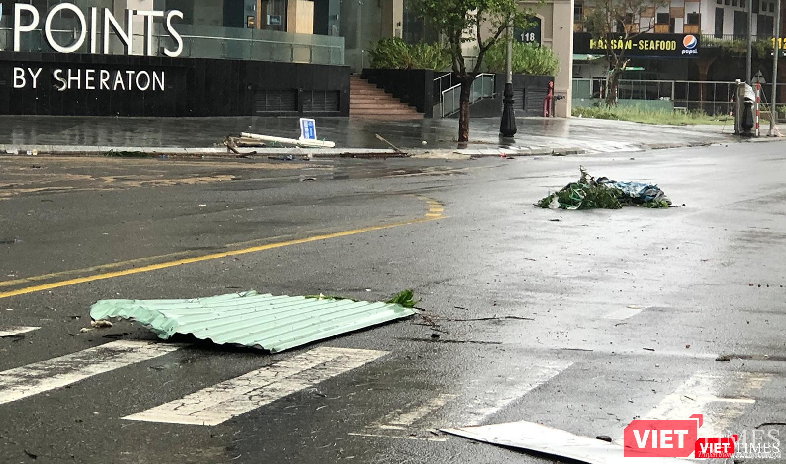 Vương vãi khắp đường