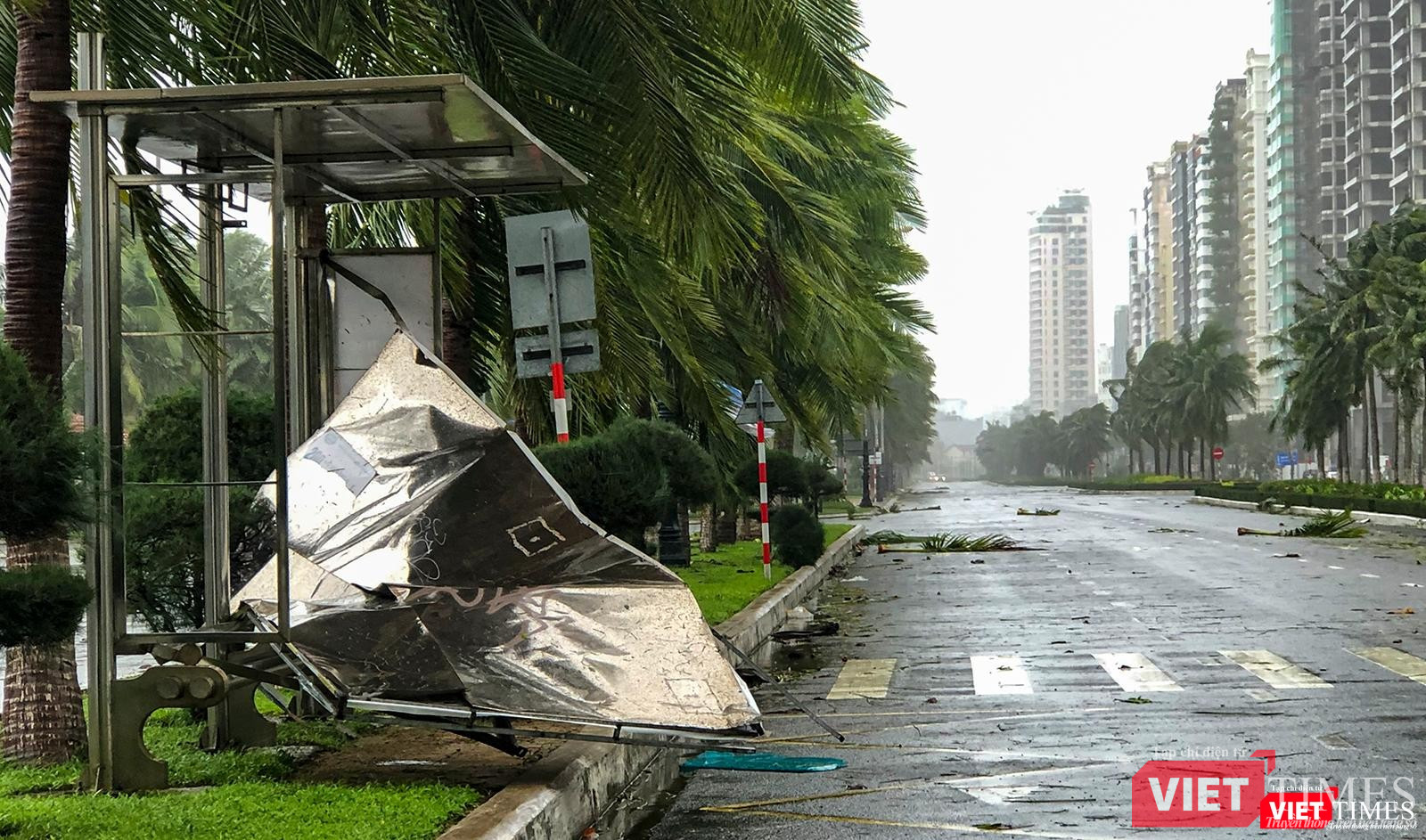 Trạm chờ xe buýt bị gió xé toạc