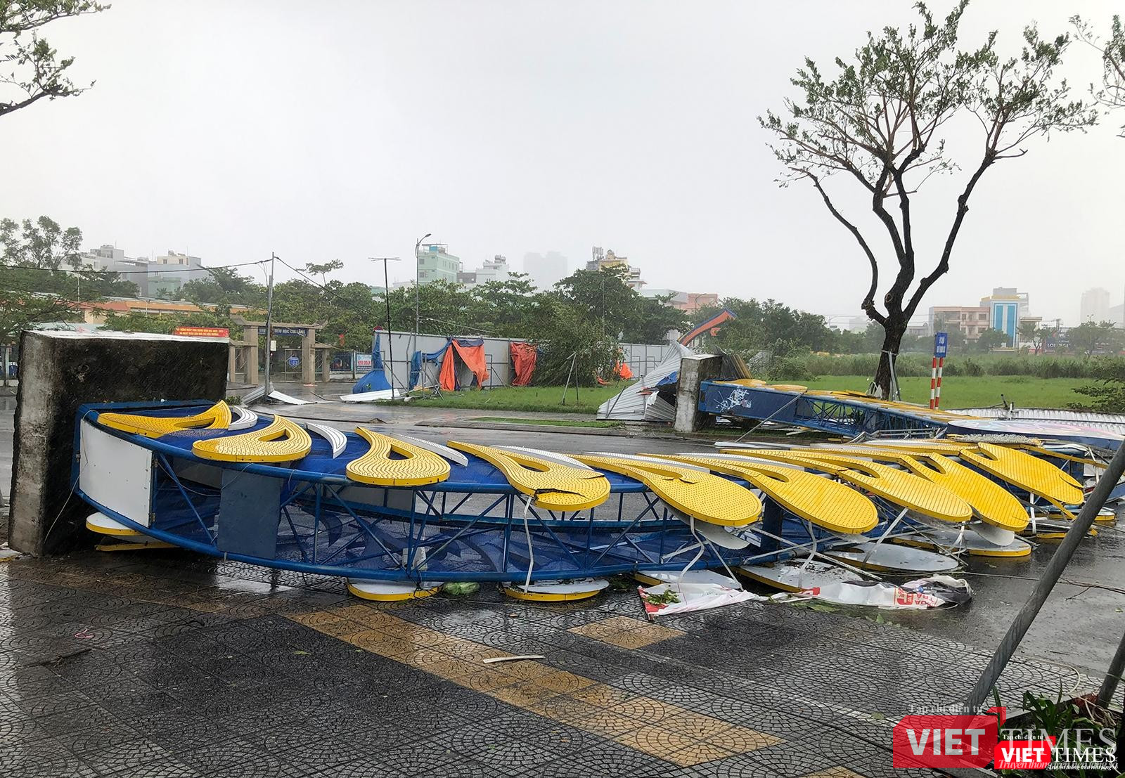 Cổng chào nặng hàng tấn bị gió quật đỗ