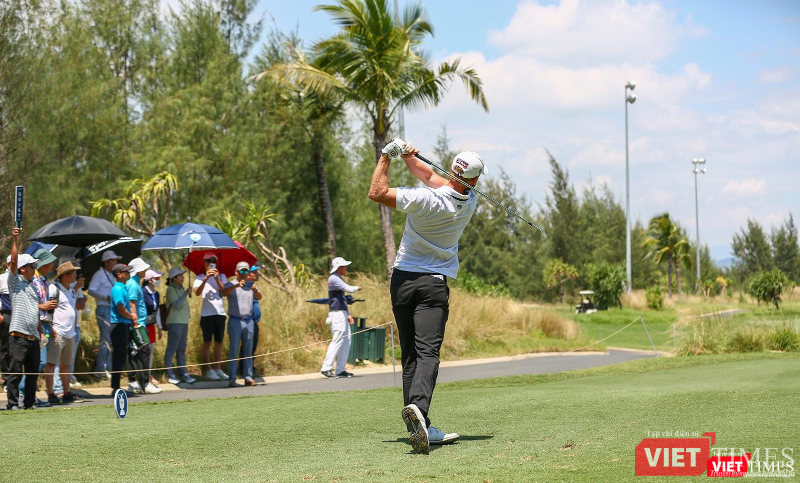 Khán giá theo dõi từng cú phát bóng