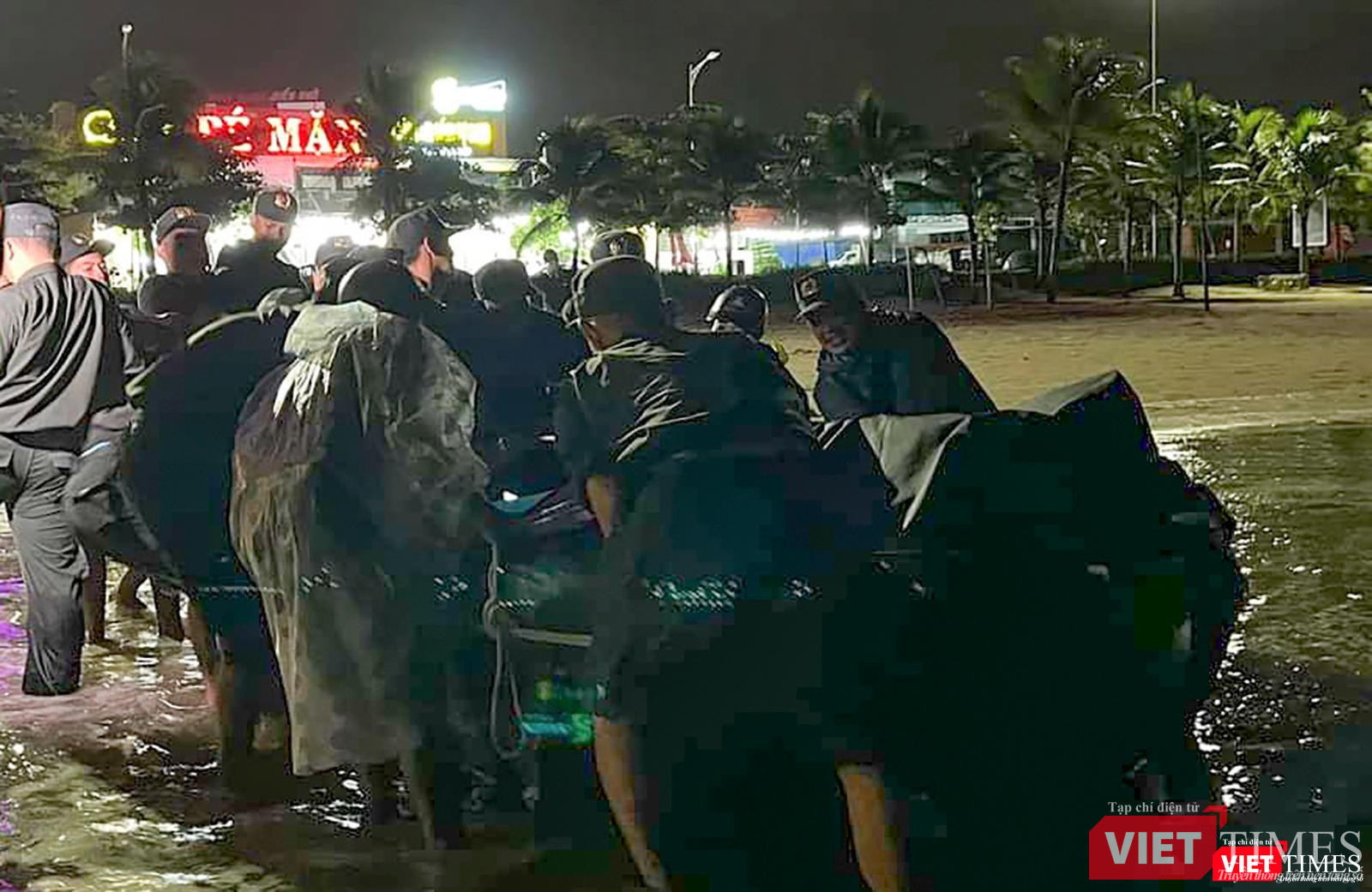 Giúp ngư dân kéo thuyền lên bờ