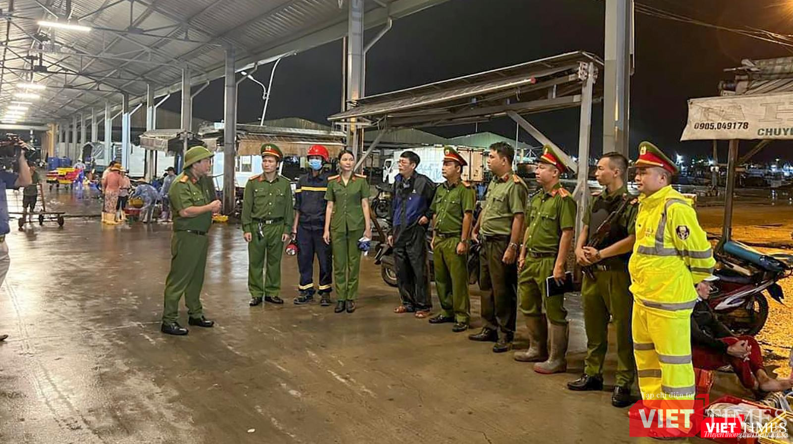 Công an TP Đà Nẵng triển khai lực lượng giúp ngư dân tại âu thuyền Thọ Quang