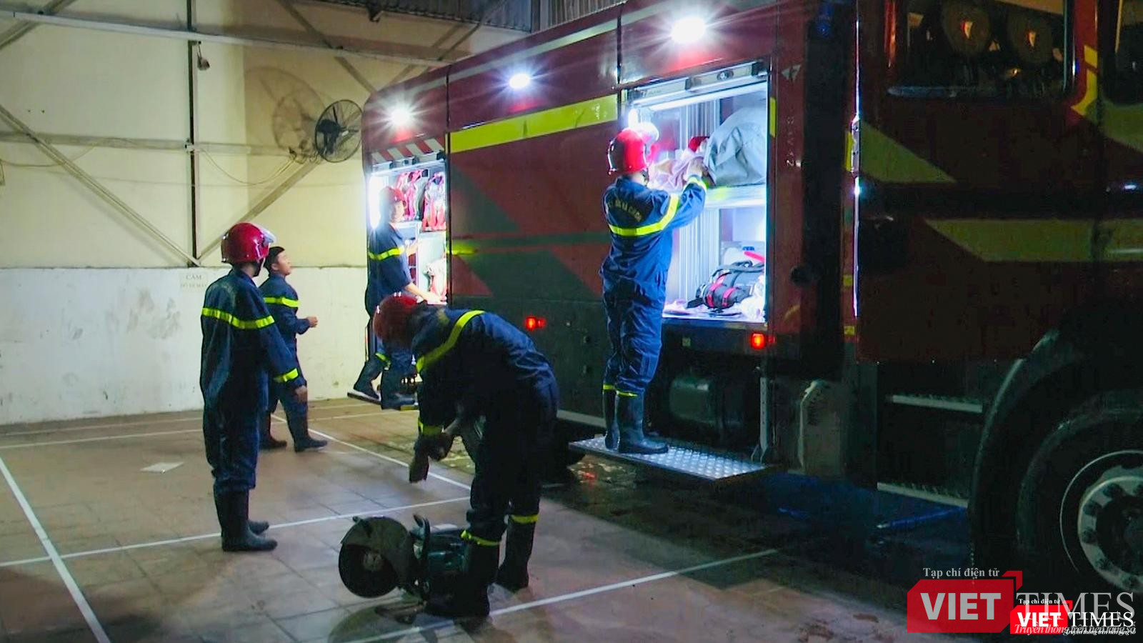 Lực lượng Cảnh sát PCCC và Cứu nạn, cứu hộ chuẩn bị trang thiết bị lên đường giúp dân