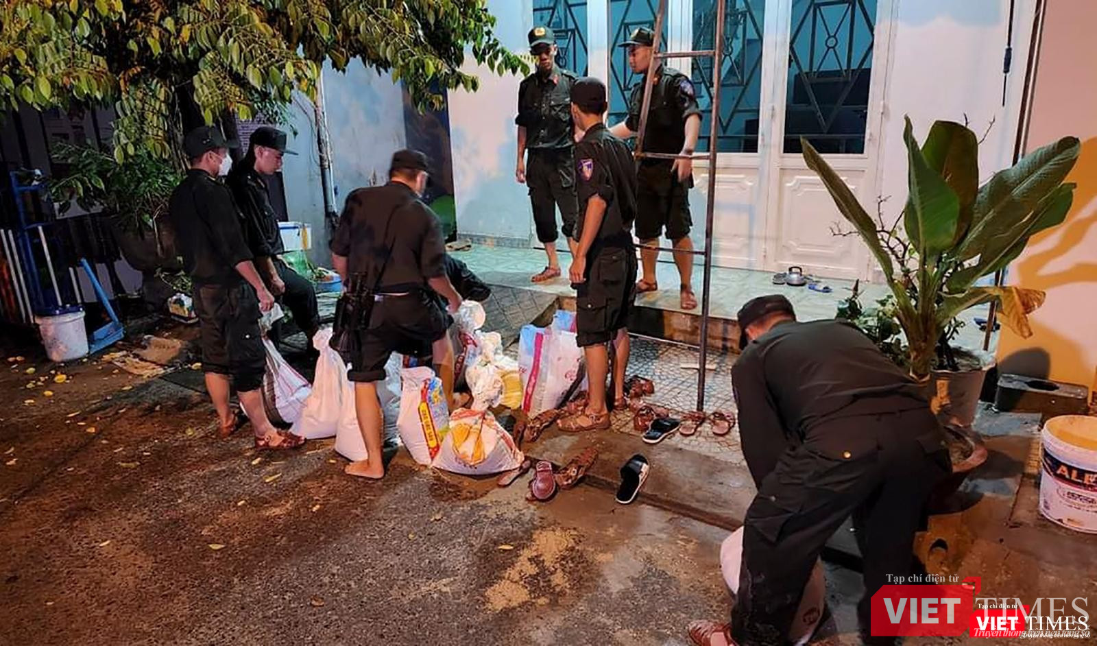 Chèn mái tôn nhà dân