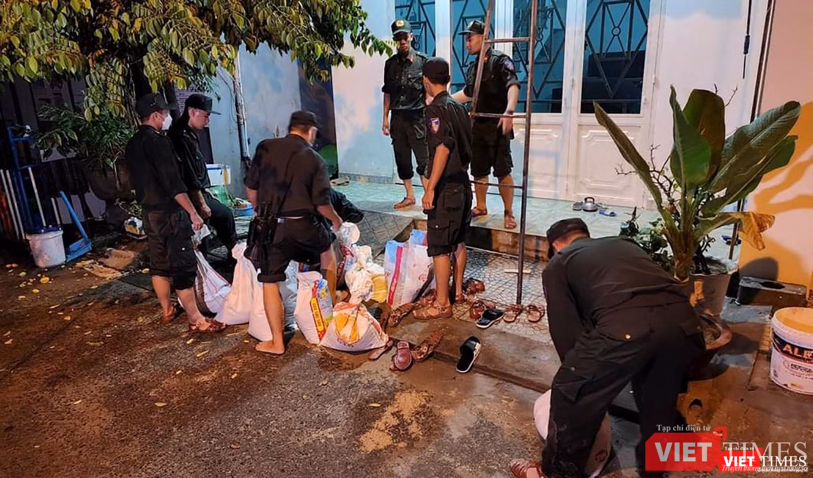 Chèn mái tôn nhà dân