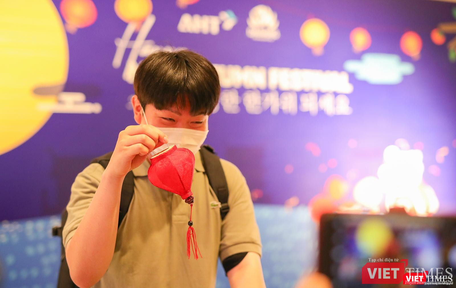 Một du khách Hàn Quốc hứng thú với chiếc đèn lồng Hội An