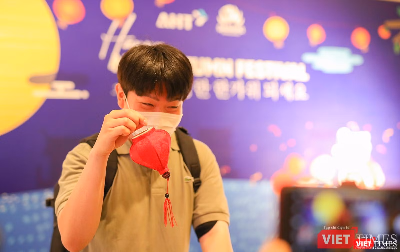 Một du khách Hàn Quốc hứng thú với chiếc đèn lồng Hội An