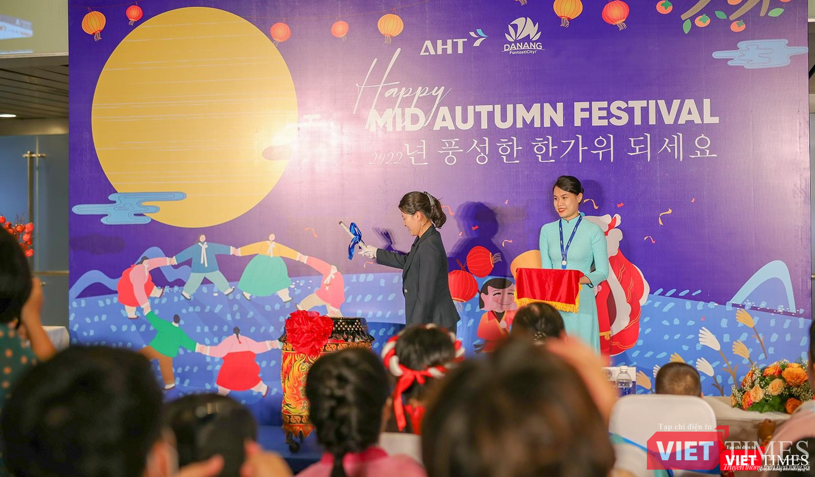 Bà Yoom Ji Yoon thực hiện nghi lễ đánh trống đêm hội trung thu