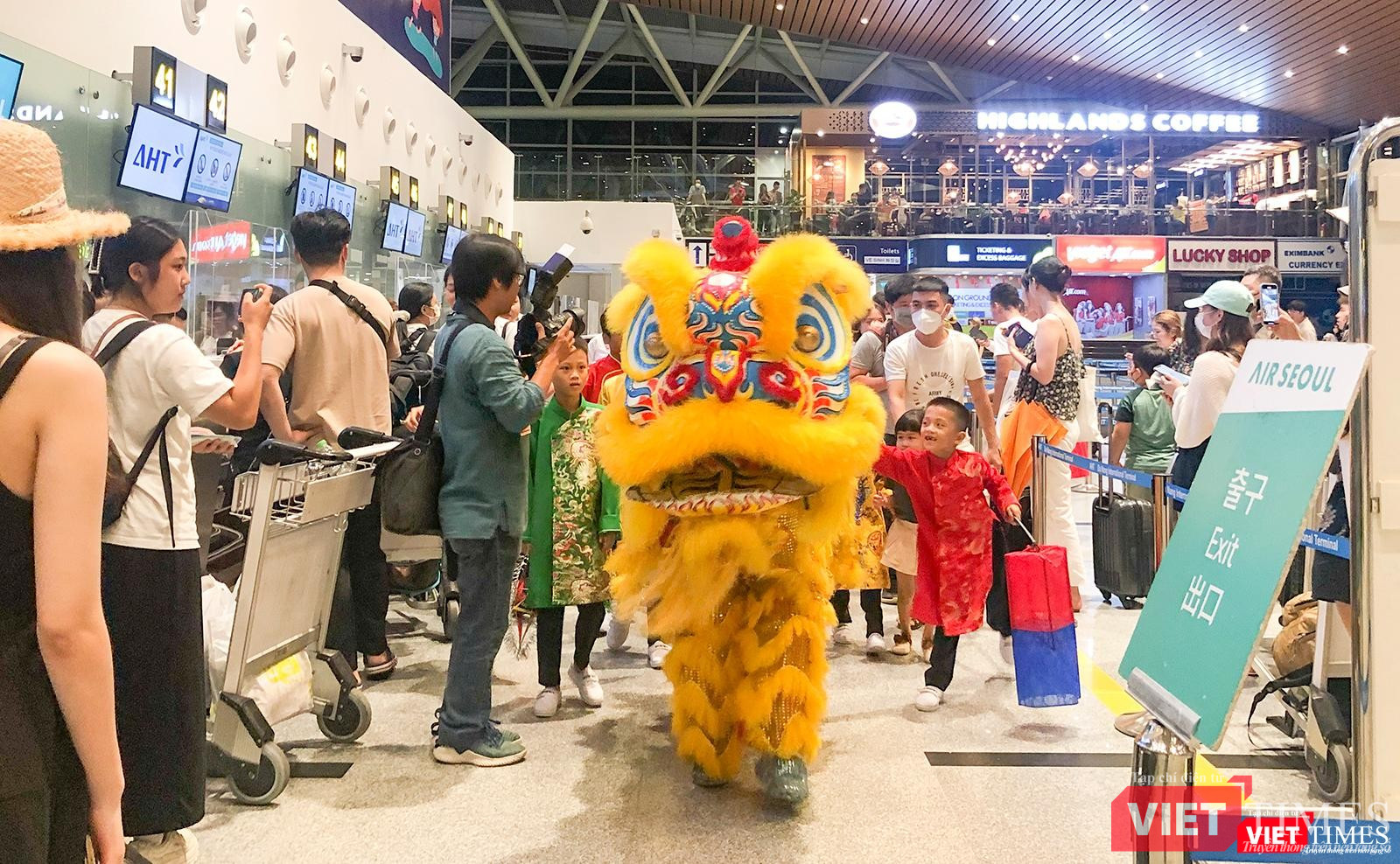 Trình diễn lân sư và rước đèn tại nhà ga quốc tế sân bay Đà Nẵng
